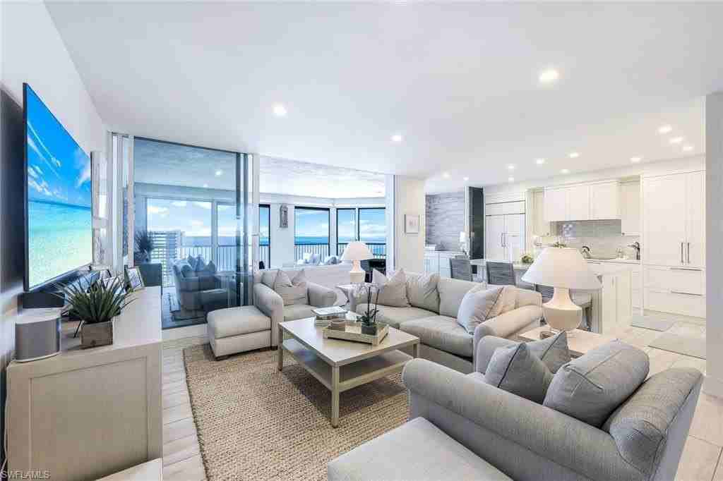 4051 Gulf Shore Blvd N - Photo 5 of 25