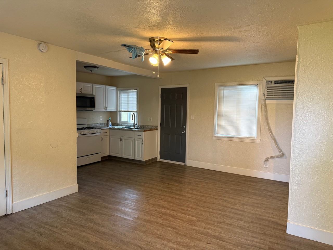 3728 Lily Street - Photo 4 of 40