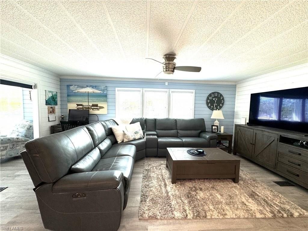 4700 Leilani Ln - Photo 6 of 34