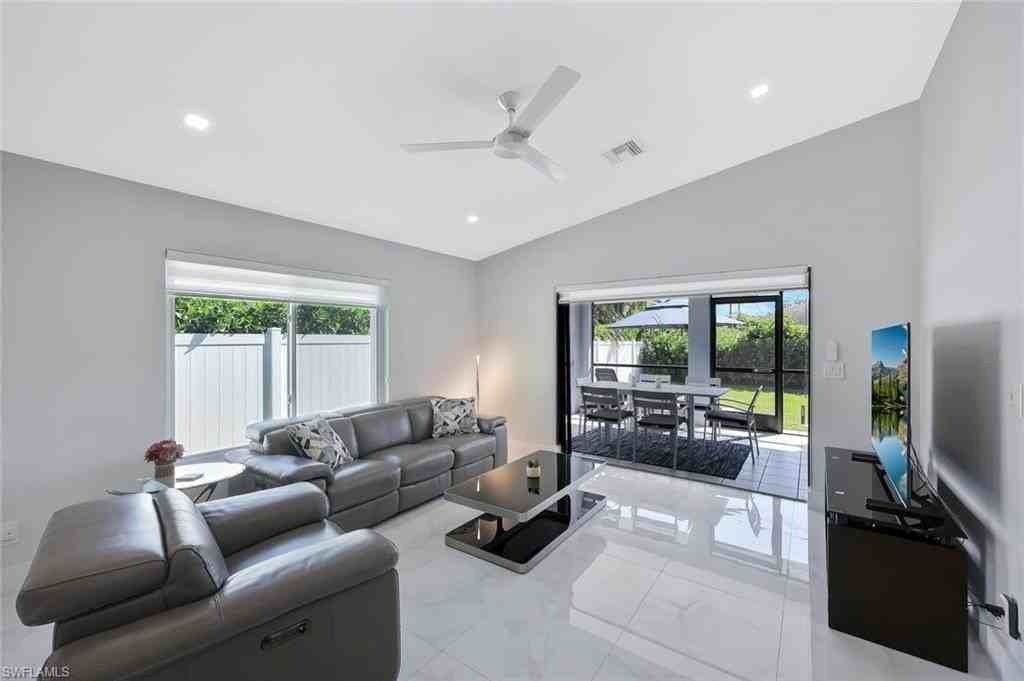 532 103rd Ave N - Photo 2 of 19