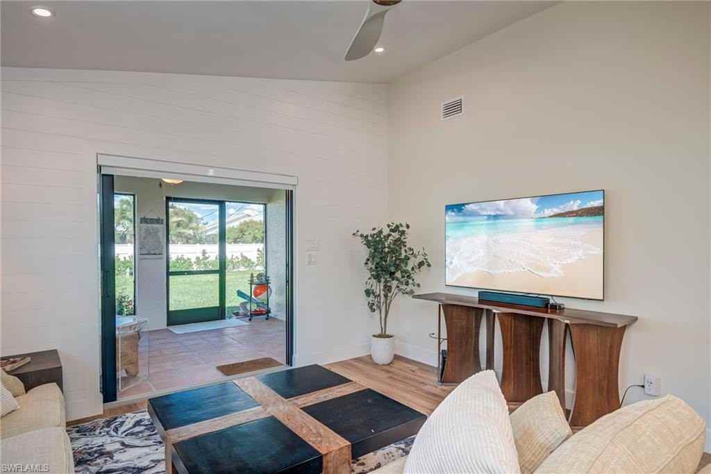 577 98th Ave N - Photo 4 of 33