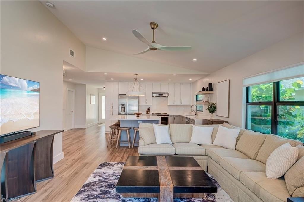 577 98th Ave N - Photo 5 of 33