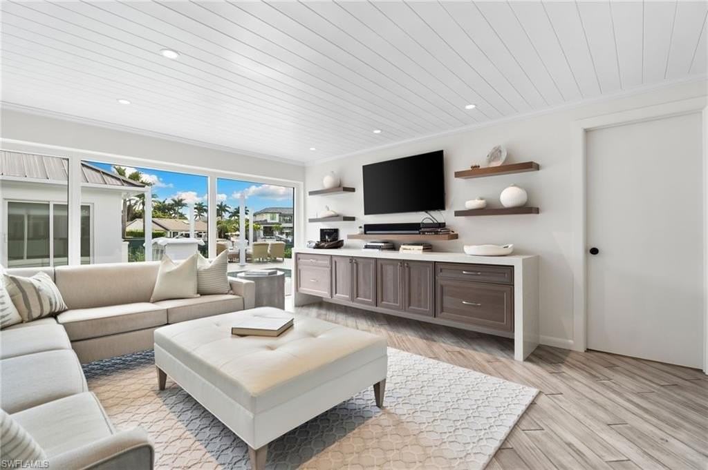 3737 Crayton Rd - Photo 7 of 34