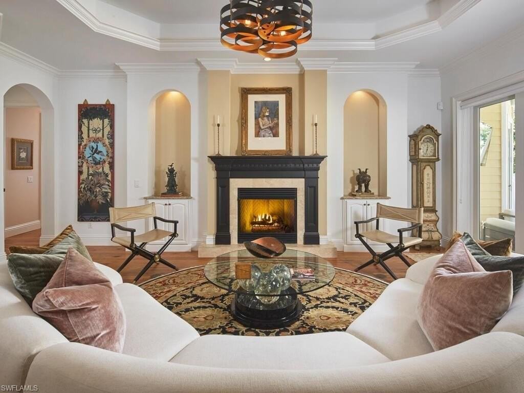 165 Broad Ave S - Photo 2 of 18