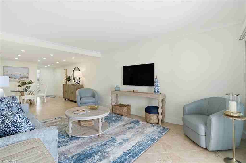3443 Gulf Shore Blvd N #814