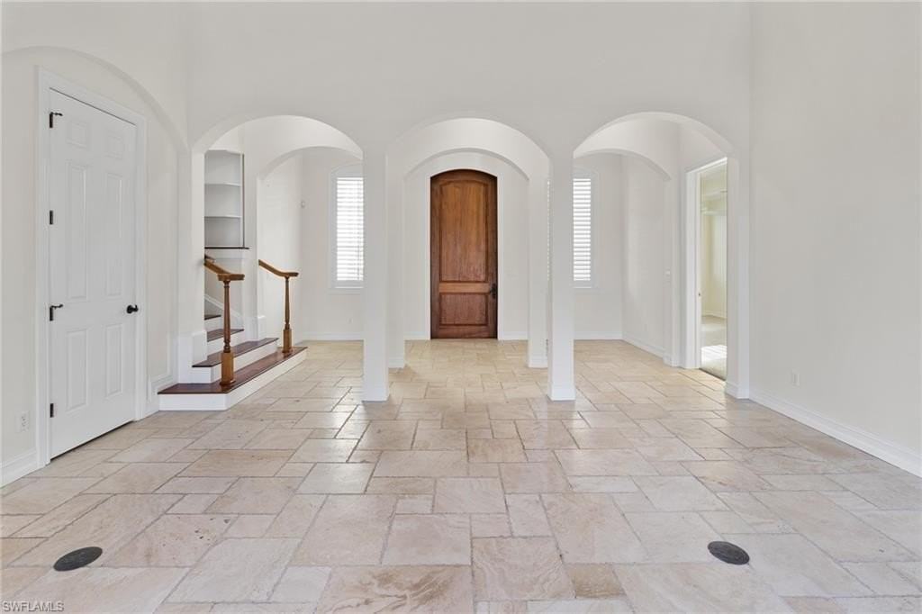 405 Trade Winds Ave - Photo 4 of 48