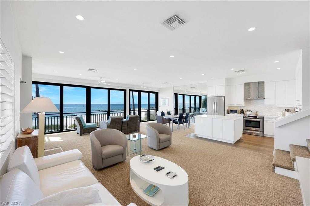 2211 Gulf Shore Blvd N Apt C4 #C4 - Photo 4 of 23