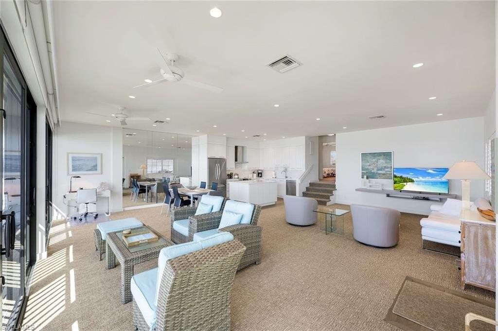 2211 Gulf Shore Blvd N Apt C4 #C4 - Photo 6 of 23