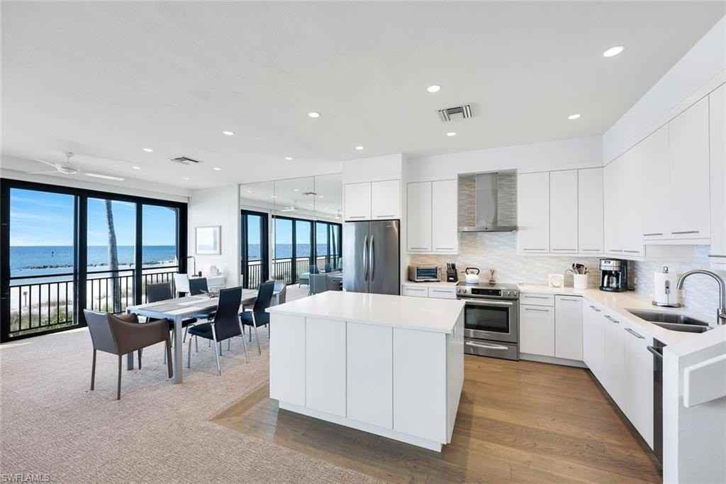 2211 Gulf Shore Blvd N Apt C4 #C4 - Photo 7 of 23