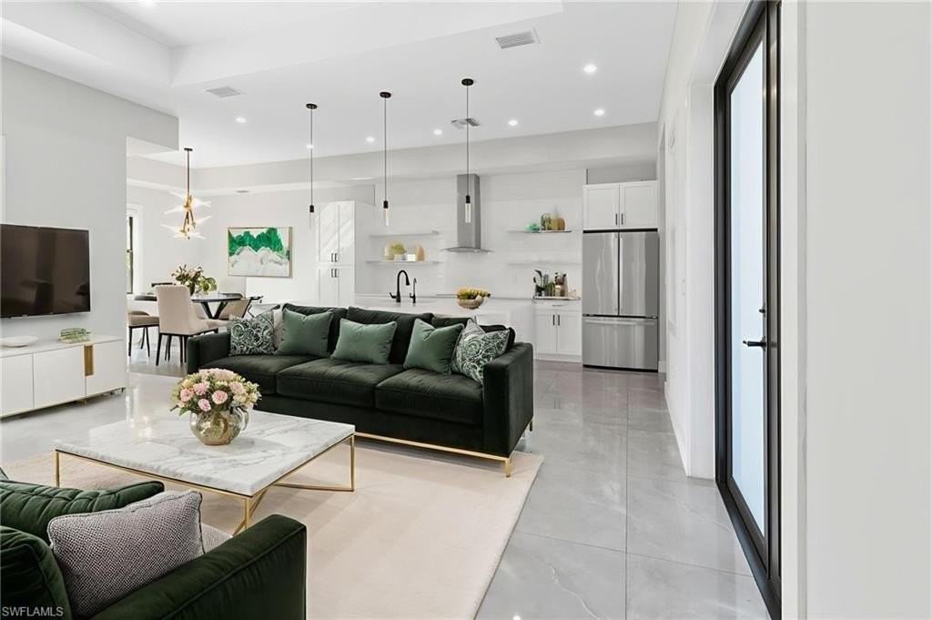 2740 35th Ave Ne - Photo 3 of 36