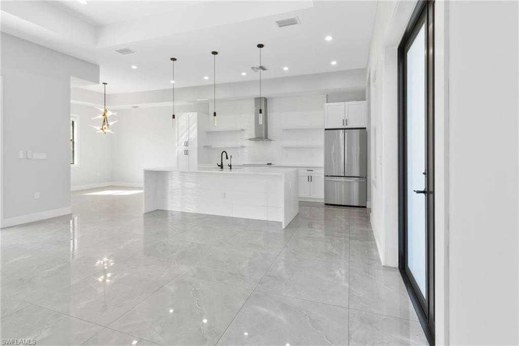 2740 35th Ave Ne - Photo 4 of 36