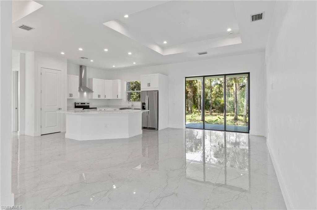 1081 Desoto Blvd S - Photo 3 of 31