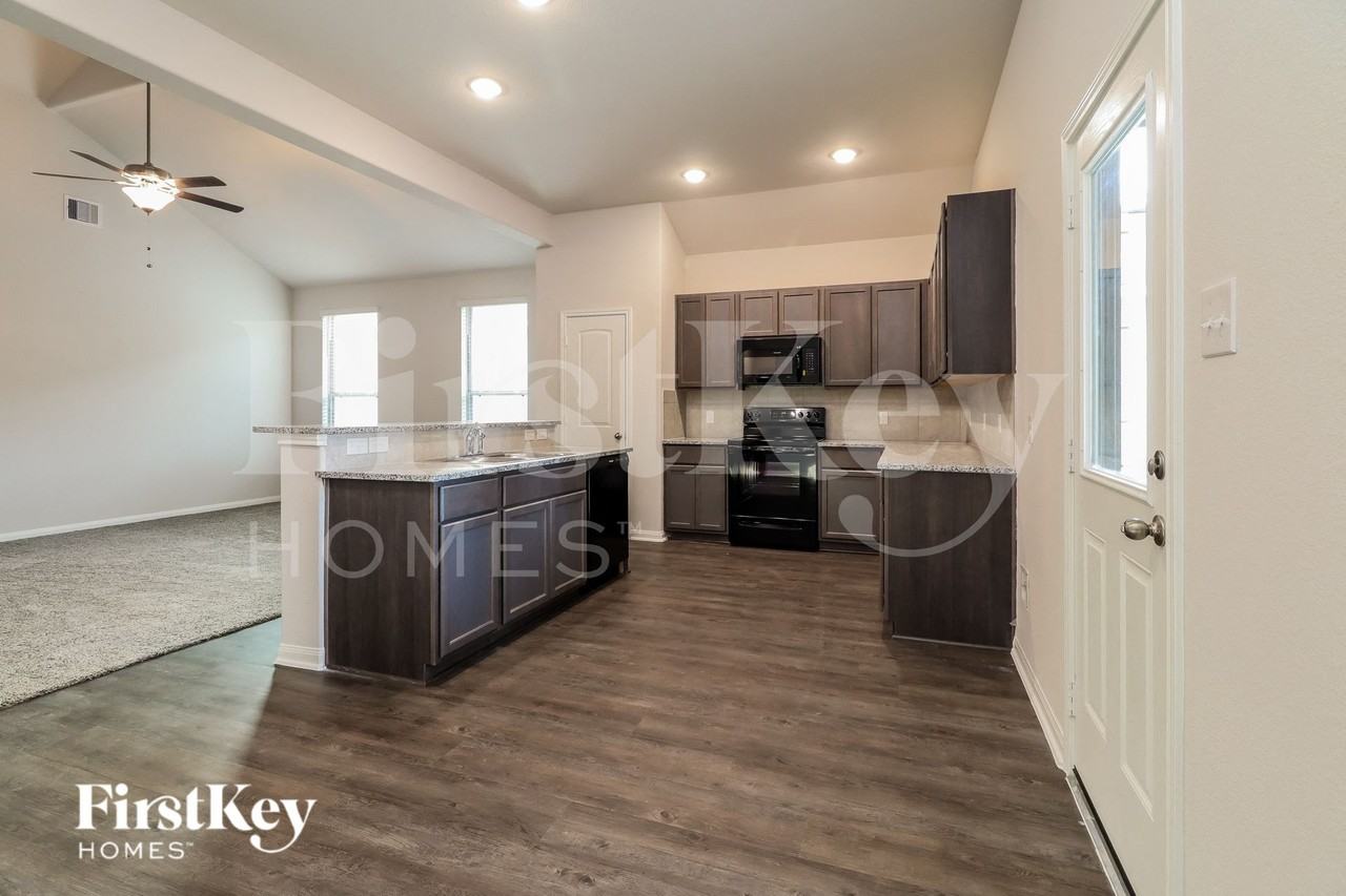 14745 Country Club Dr - Photo 5 of 15