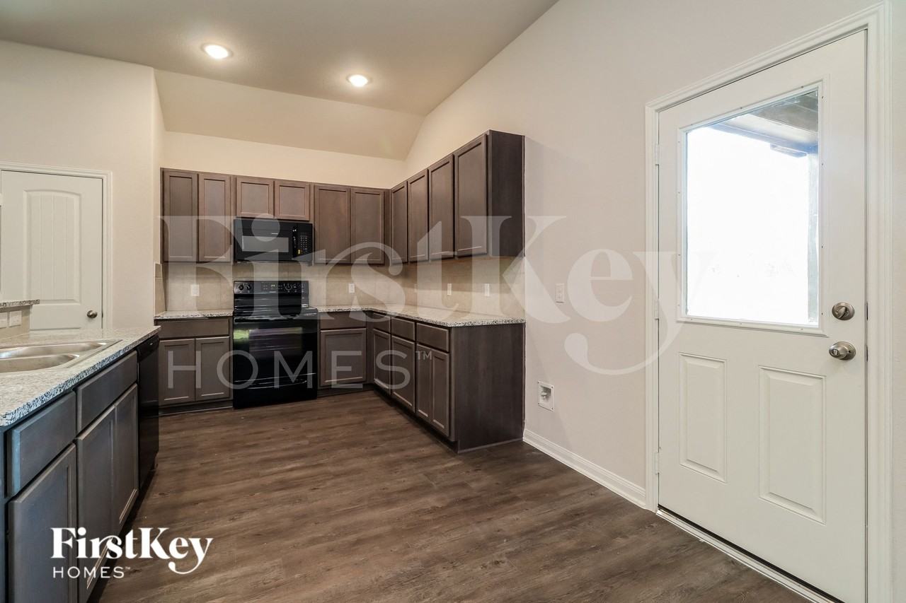 14745 Country Club Dr - Photo 6 of 15