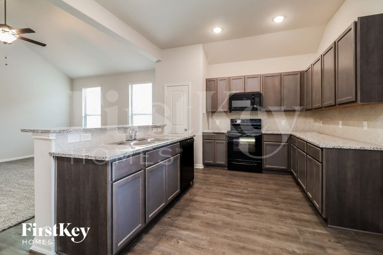 14745 Country Club Dr - Photo 7 of 15