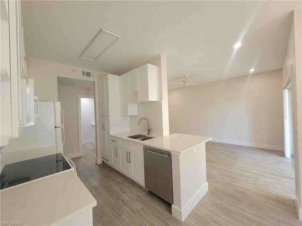 7950 Preserve Cir Apt 813 #813 - Photo 2 of 12