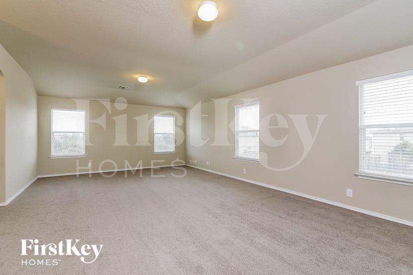 8952 Hickman Park - Photo 5 of 15