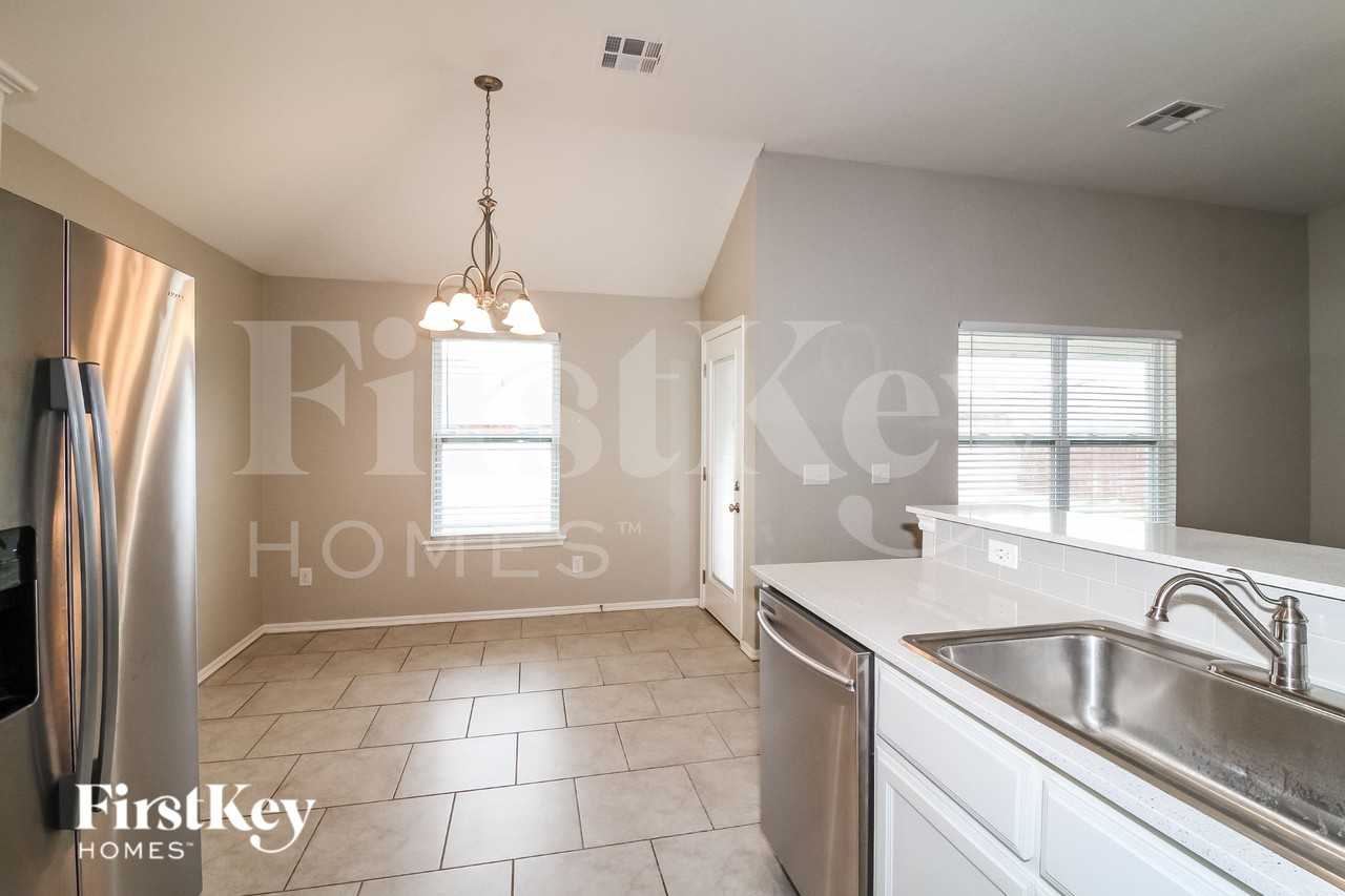 1321 Se 17th St - Photo 5 of 16