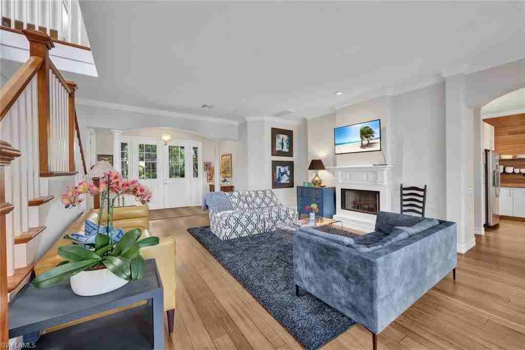 255 2nd Ave N - Photo 3 of 32