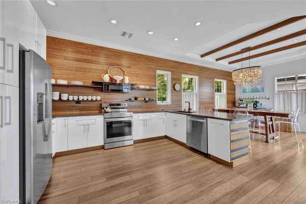 255 2nd Ave N - Photo 5 of 32