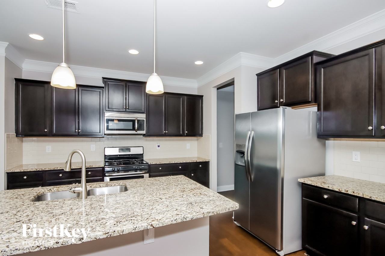 7815 Sawgrass Ln - Photo 7 of 15