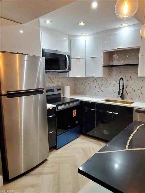 975 9th Ave S Apt 5 #5 - Photo 7 of 19