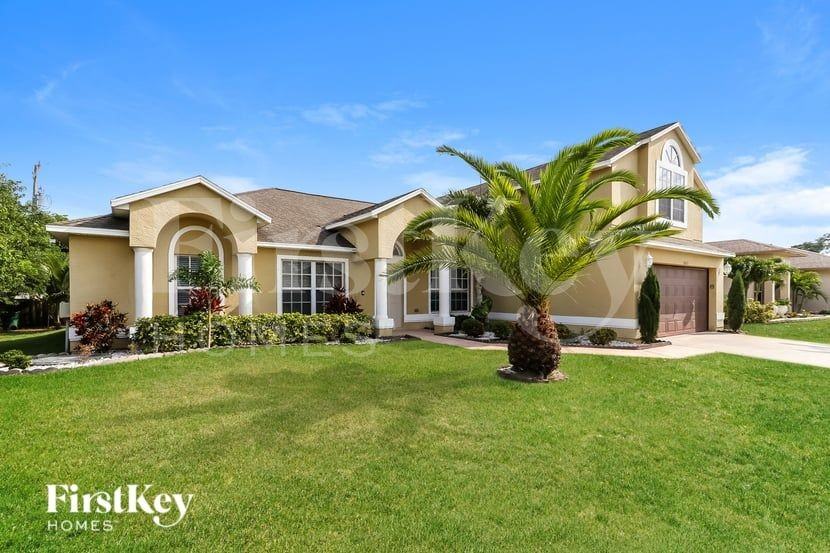 1065 Sw Haleyberry Ave - Photo 3 of 15