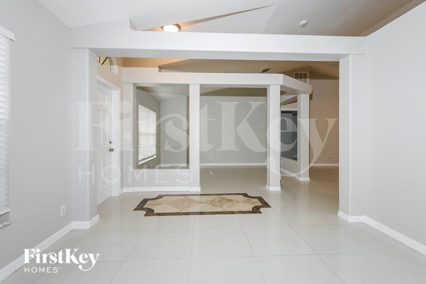 1065 Sw Haleyberry Ave - Photo 4 of 15