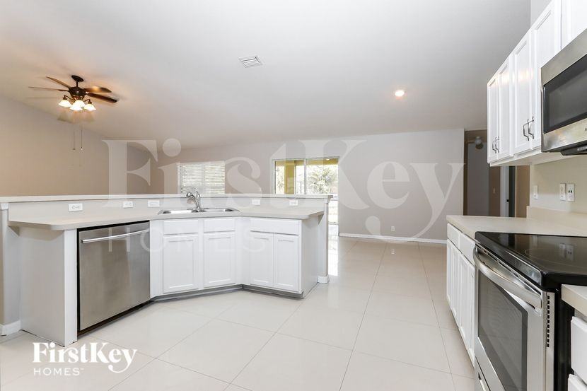 1065 Sw Haleyberry Ave - Photo 7 of 15