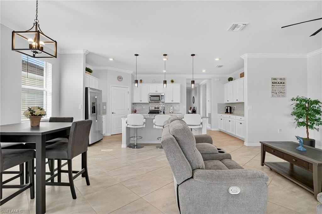 2130 Hamlin St - Photo 4 of 40