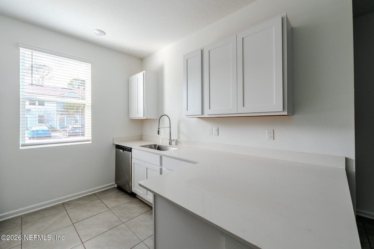 244 Elmhurst Ln - Photo 6 of 19