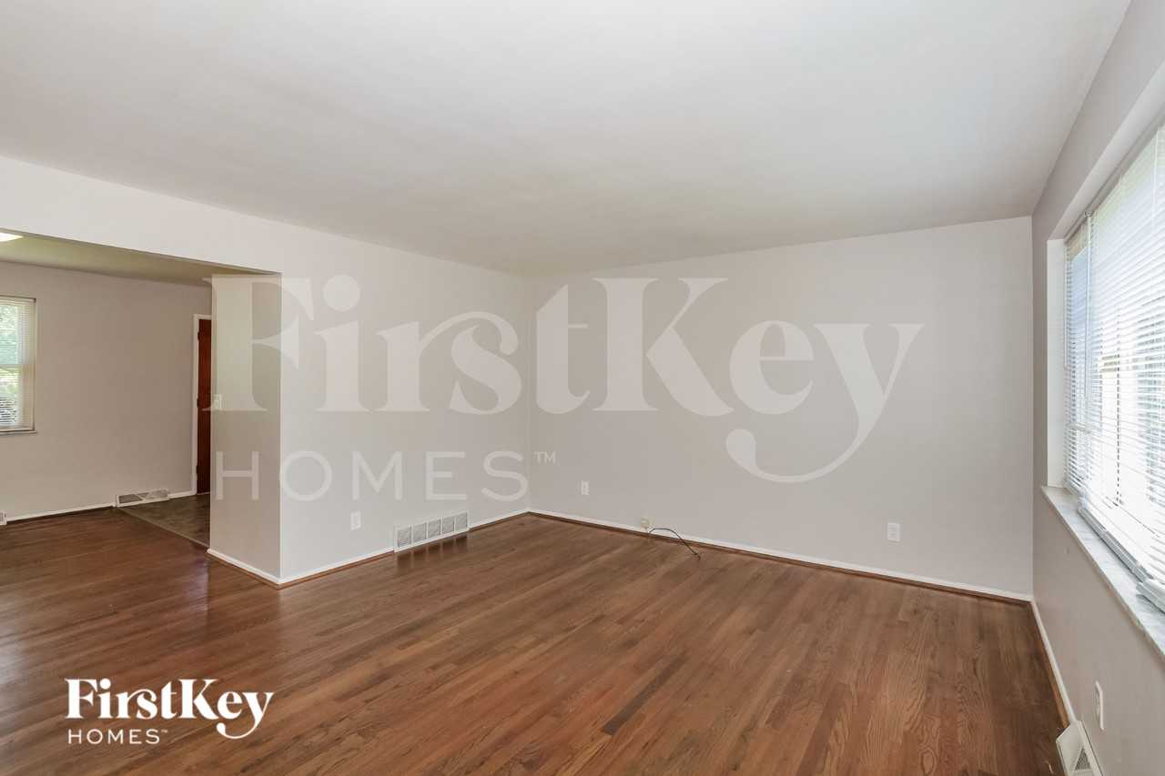 9216 Maverick Dr - Photo 4 of 16