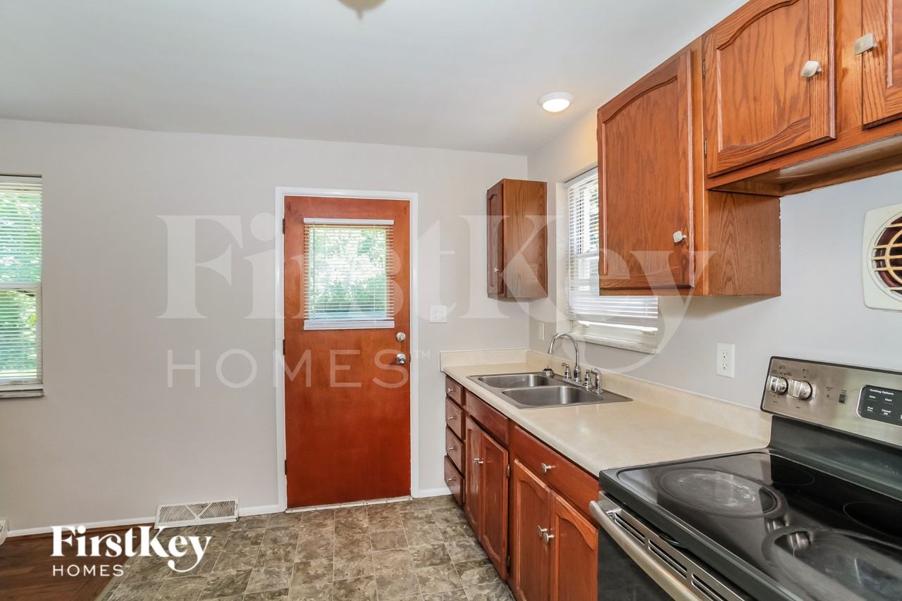 9216 Maverick Dr - Photo 6 of 16