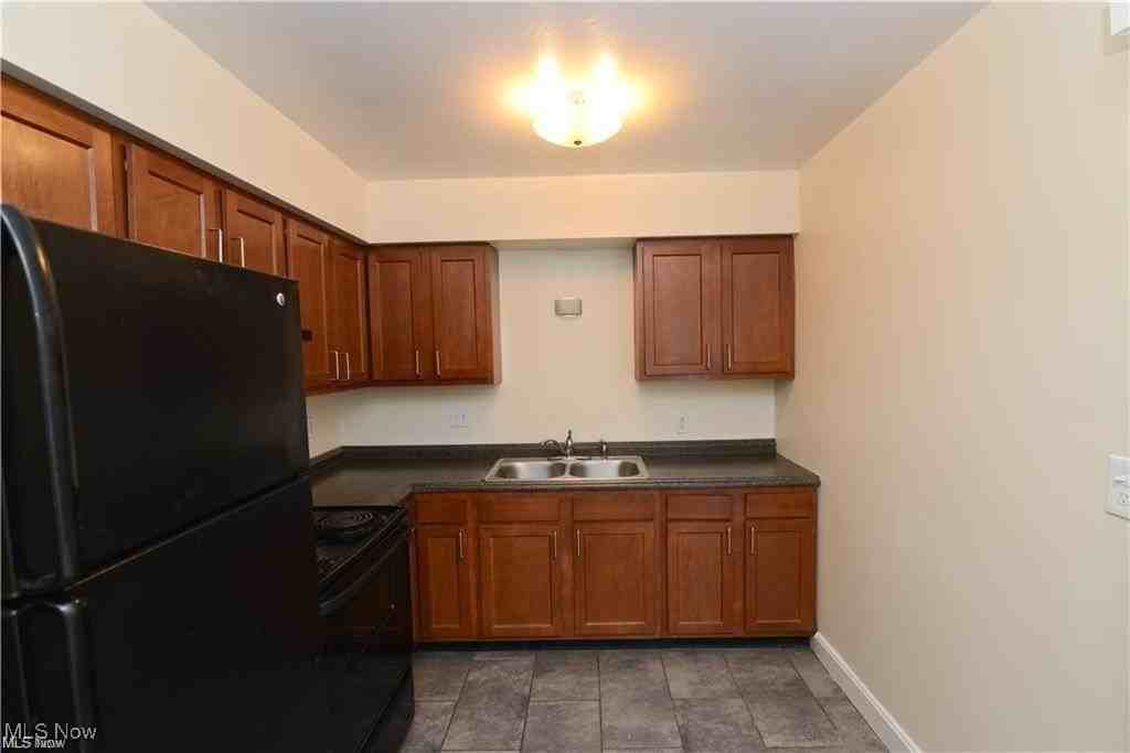 4498 Washington Square Dr - Photo 3 of 9