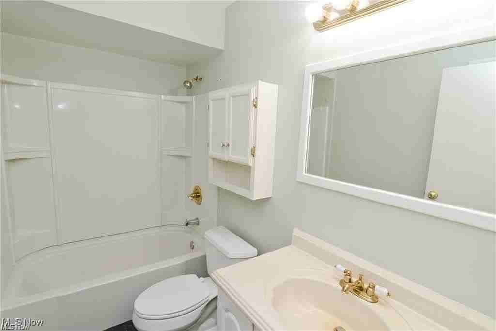 4498 Washington Square Dr - Photo 5 of 9