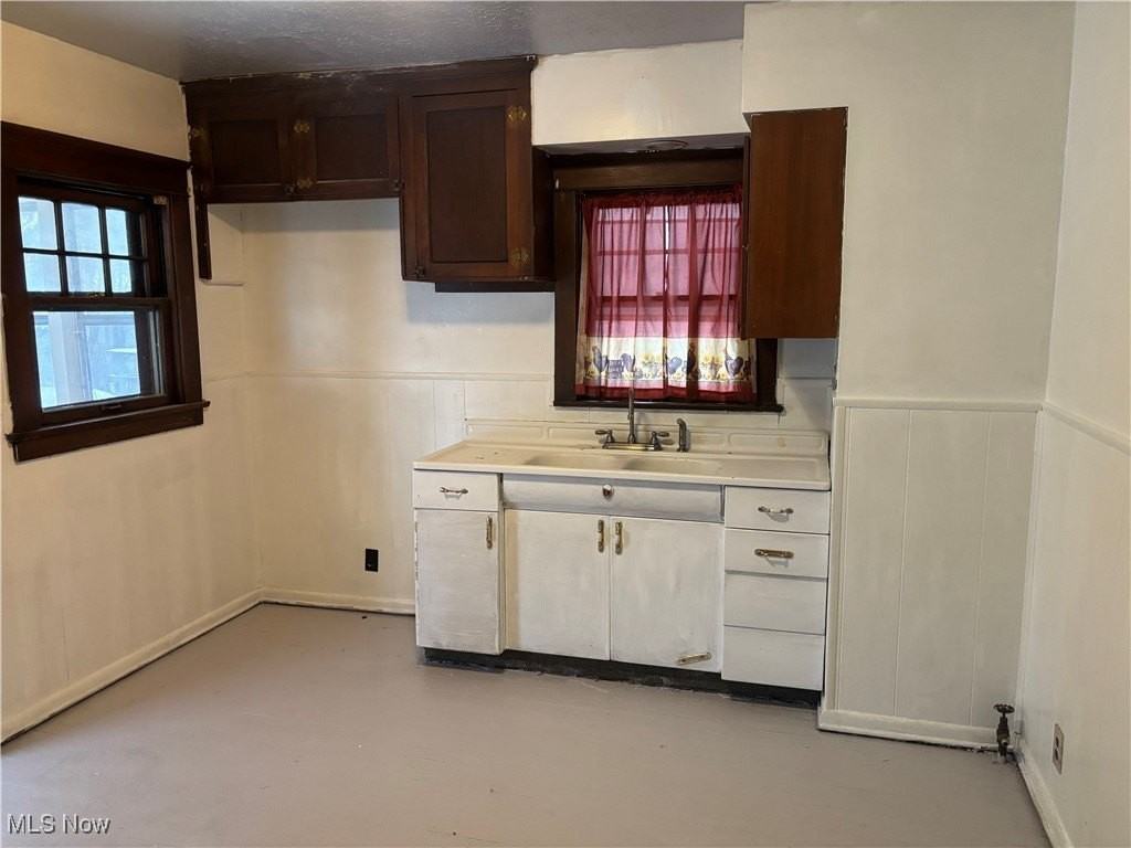 365 Marmion Ave - Photo 3 of 6