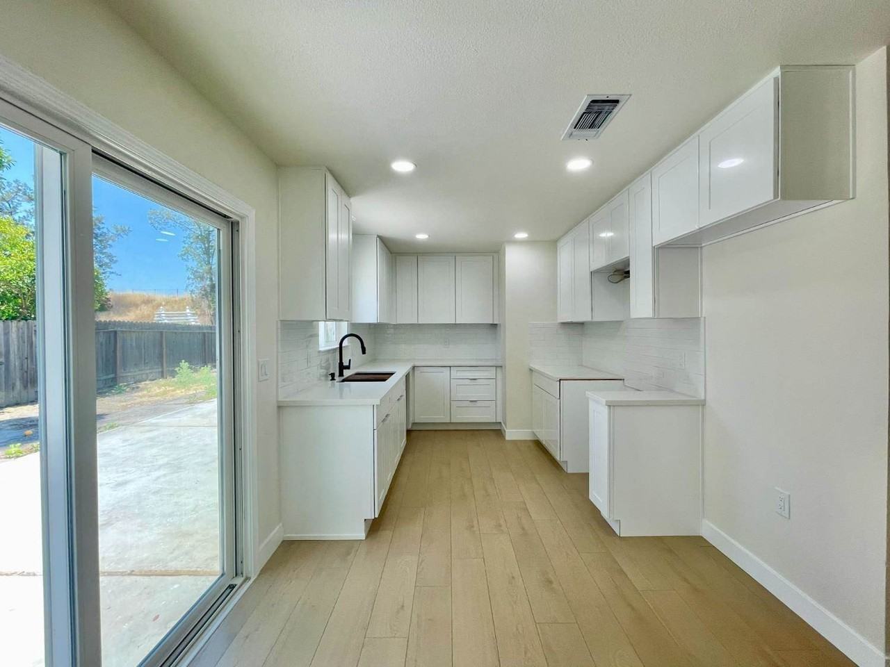 6621 Weatherby Way - Photo 7 of 22