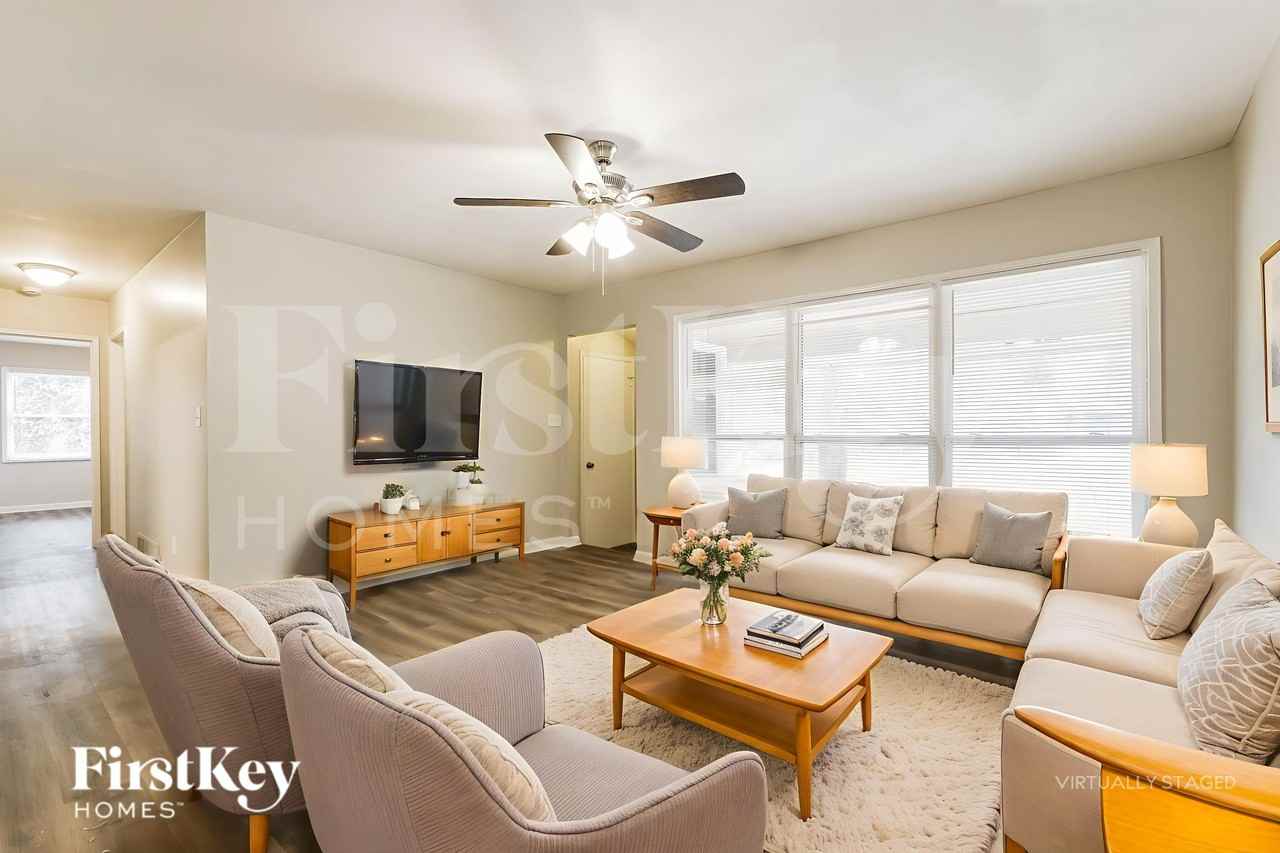 2596 Yale Ter - Photo 4 of 19