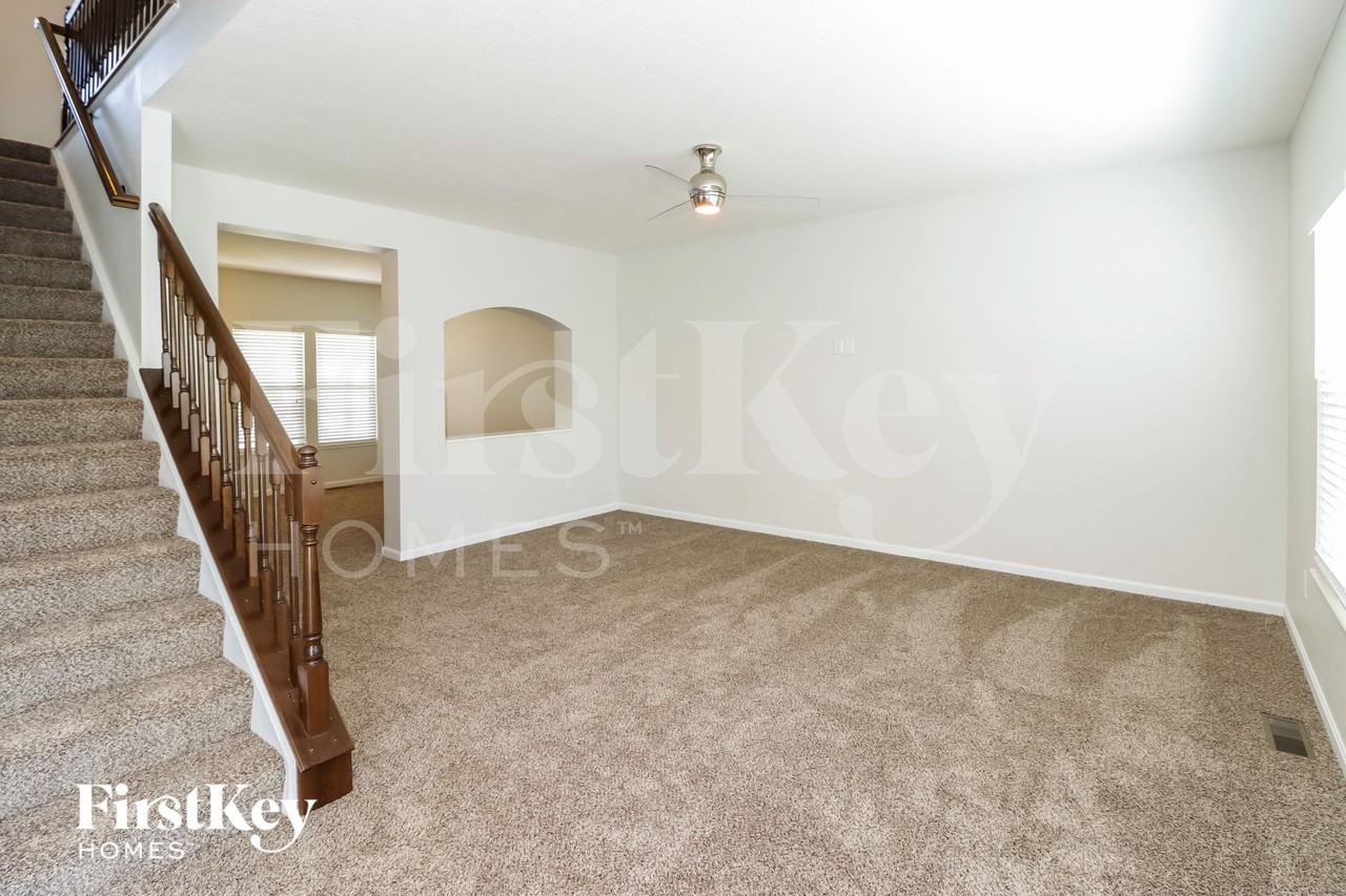 1081 Carrington Pl - Photo 3 of 15