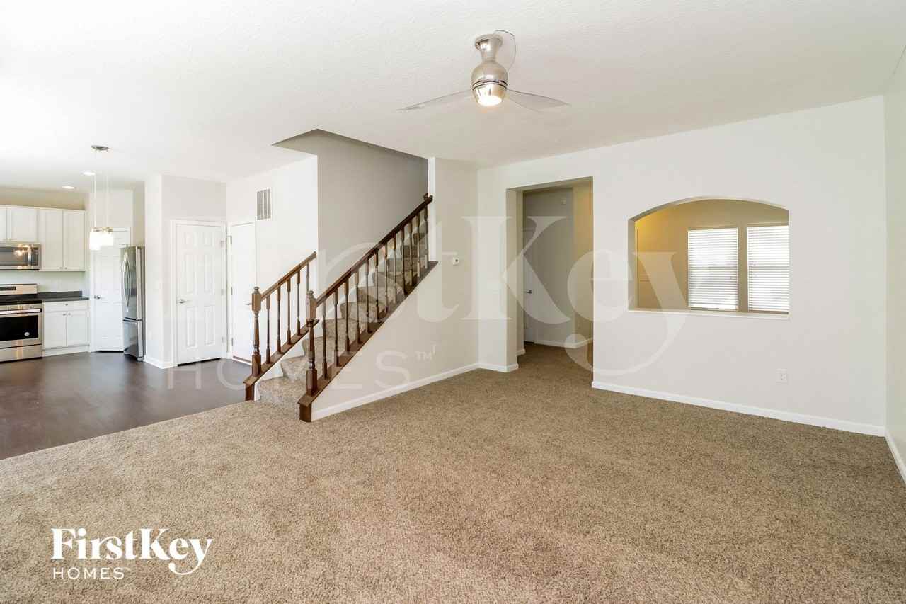 1081 Carrington Pl - Photo 4 of 15