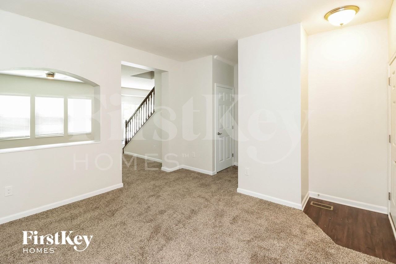 1081 Carrington Pl - Photo 5 of 15