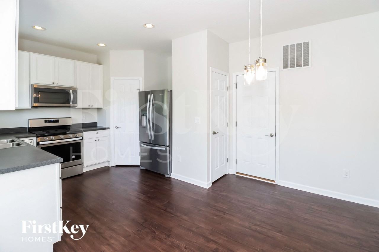 1081 Carrington Pl - Photo 6 of 15