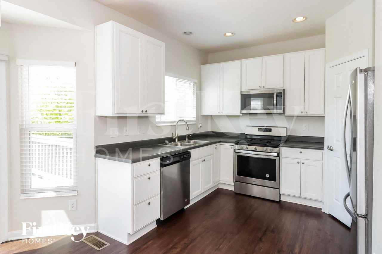 1081 Carrington Pl - Photo 7 of 15