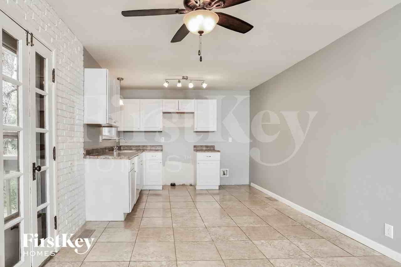 706 Boca Chica Dr - Photo 4 of 15