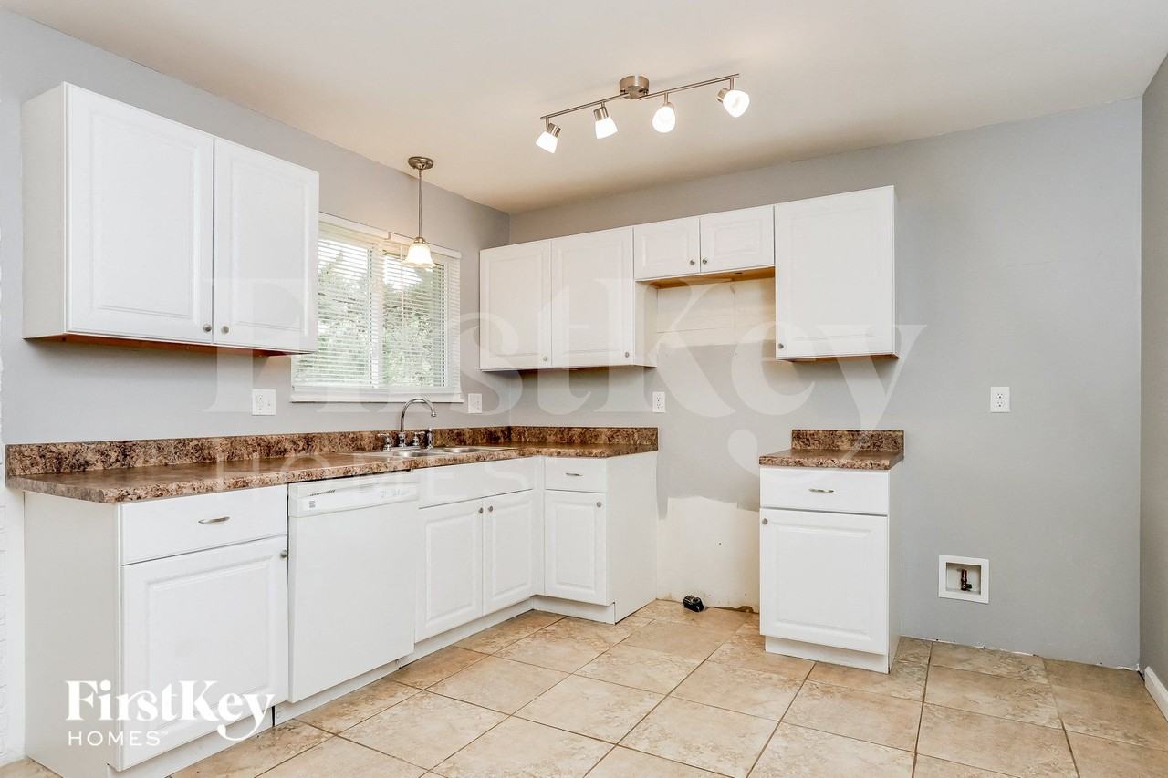 706 Boca Chica Dr - Photo 5 of 15