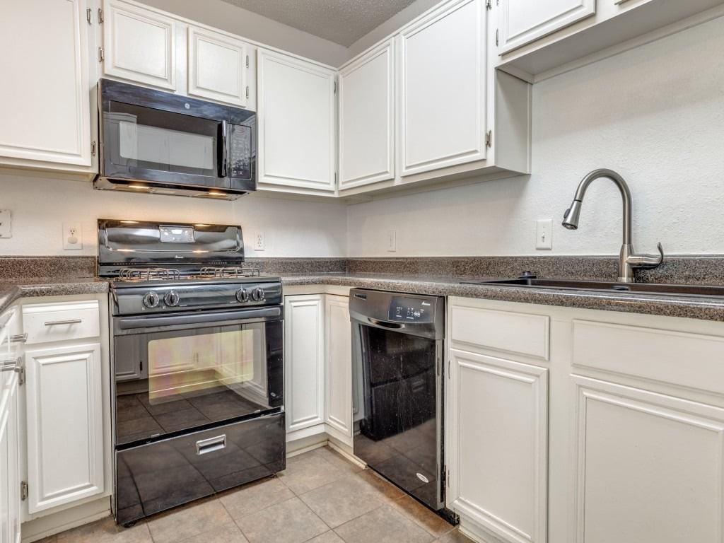 10917 Hornby St - Photo 7 of 14