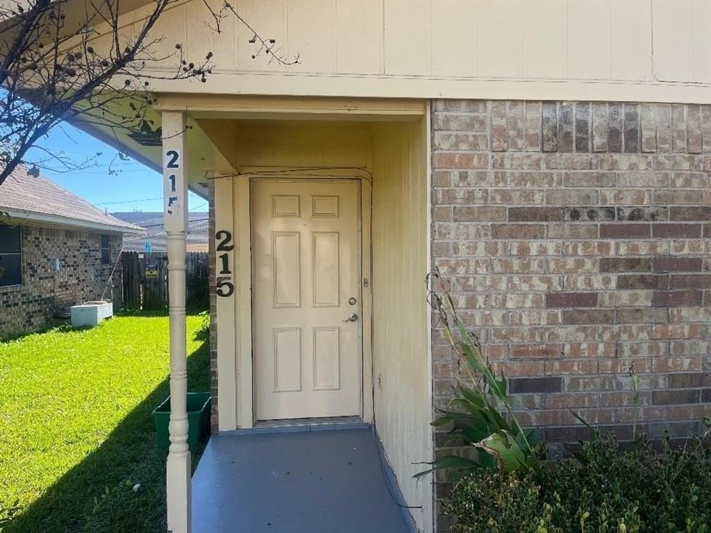 215 Christina Pl - Photo 2 of 10