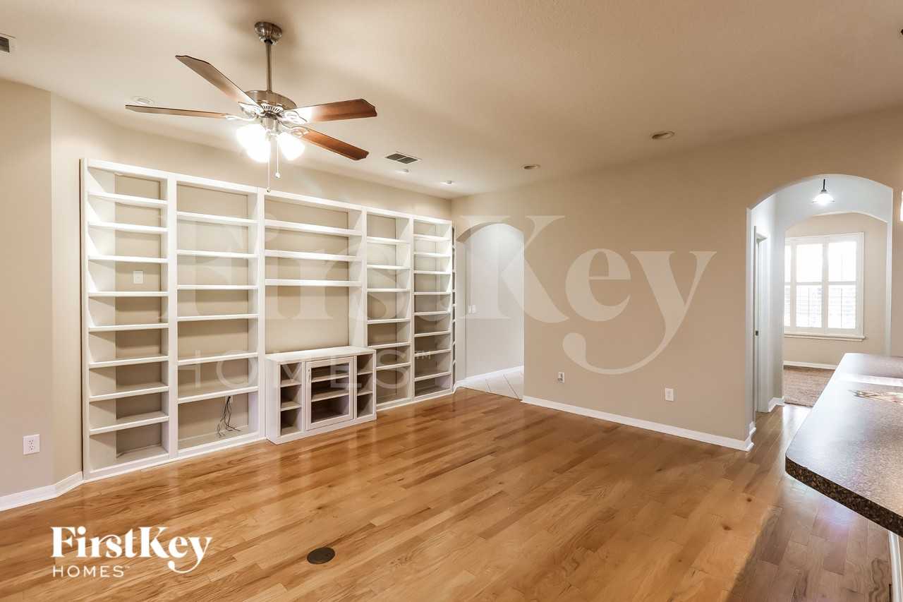 7820 Riverwood Oaks Dr - Photo 2 of 15