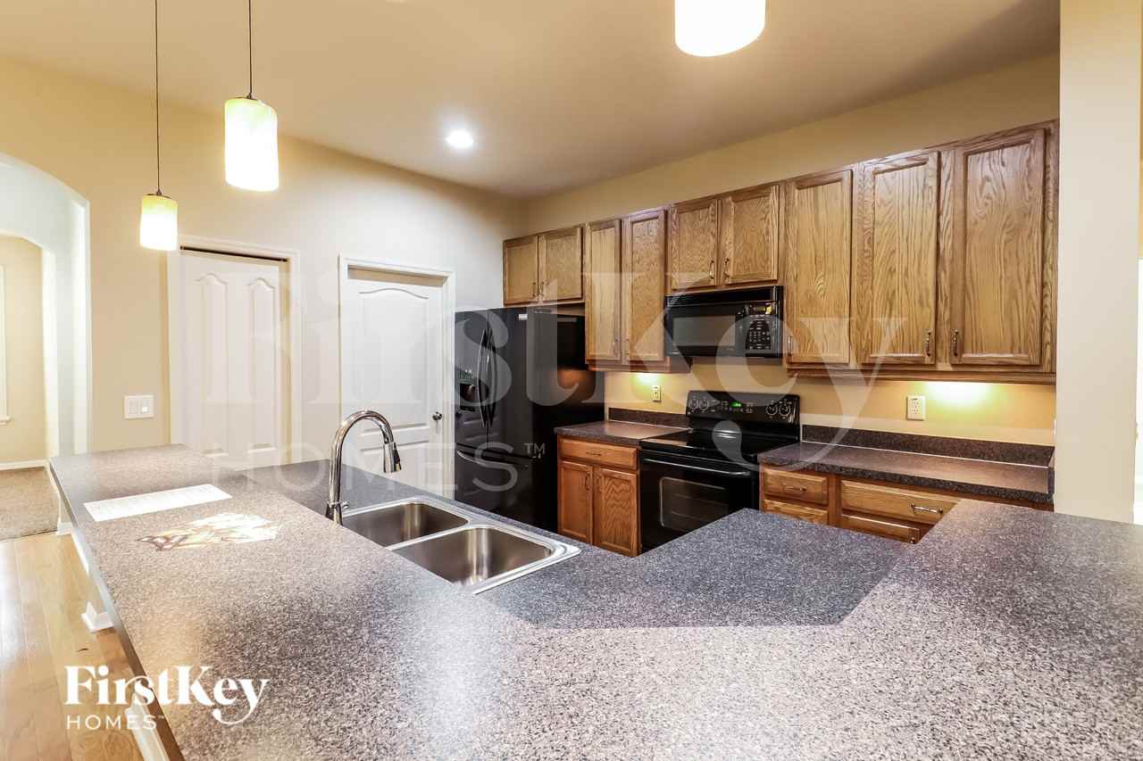 7820 Riverwood Oaks Dr - Photo 4 of 15