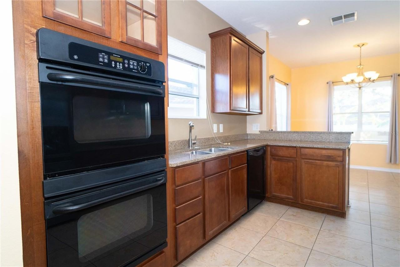 561 Winthrop Dr - Photo 5 of 36